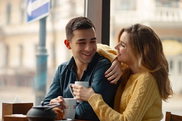 Joven Pareja Atractiva Fecha Cafetería Tener Una Conversación Disfrutar Del —  Fotos de Stock