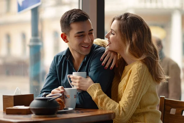 Junges Attraktives Paar Bei Einem Date Coffeeshop Das Ein Gespräch — Stockfoto