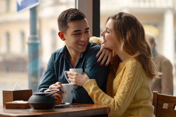 Joven Pareja Atractiva Fecha Cafetería Tener Una Conversación Disfrutar Del — Foto de Stock