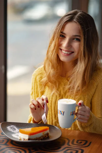 Όμορφη Νεαρή Γυναίκα Απολαμβάνοντας Ένα Φλιτζάνι Καφέ Και Ένα Κομμάτι — Φωτογραφία Αρχείου