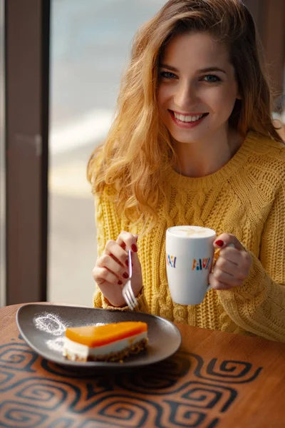 Mooie Jonge Vrouw Genieten Van Een Kopje Koffie Een Plak — Stockfoto