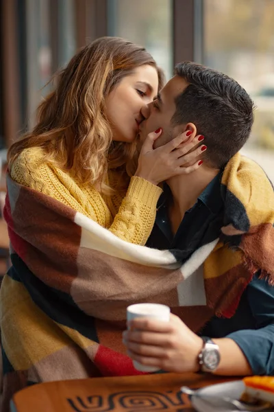 Casal Jovem Abraçando Beijando Coberto Com Cobertor Xadrez Quente Uma — Fotografia de Stock
