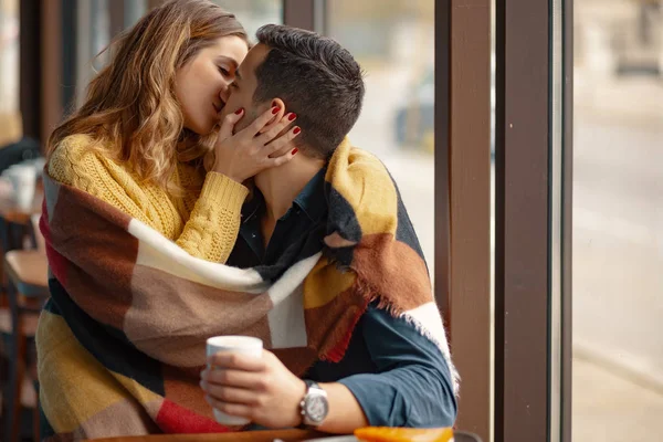 Casal Jovem Abraçando Beijando Coberto Com Cobertor Xadrez Quente Uma — Fotografia de Stock