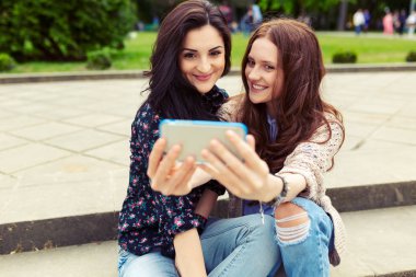 Eğlenceli birlikte, sevinç, mutluluk, aşk, arkadaşlık, kız sokakta, komik selfie yapma şirin güzel kız orgazm.