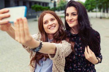 Eğlenceli birlikte, sevinç, mutluluk, aşk, arkadaşlık, kız sokakta, komik selfie yapma şirin güzel kız orgazm.