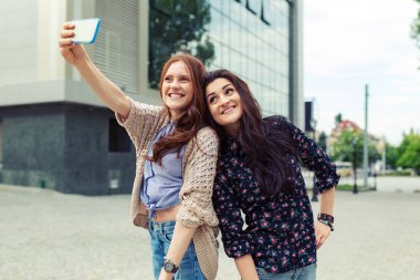 Eğlenceli birlikte, sevinç, mutluluk, aşk, arkadaşlık, kız sokakta, komik selfie yapma şirin güzel kız orgazm.
