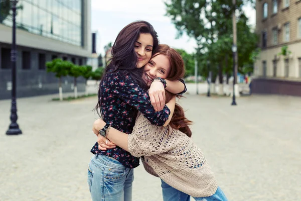 Retrato Hermanas Sonrientes Despreocupadas Abrazándose Divirtiéndose Juntas Foto Aire Libre — Foto de Stock