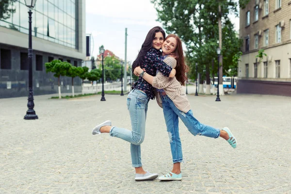 Portrait Carefree Smiling Sisters Hugging Having Fun Together Outdoor Photo — Stock Photo, Image