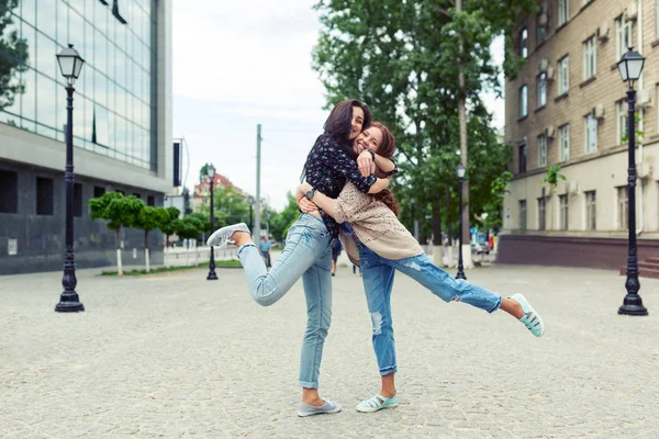 Portrait Carefree Smiling Sisters Hugging Having Fun Together Outdoor Photo — Stock Photo, Image