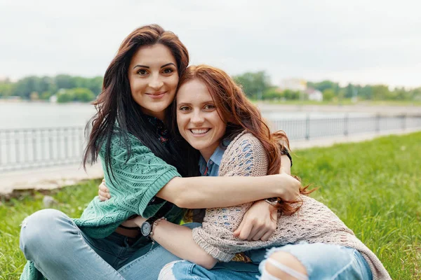 Close Lifestyle Portrait Two Pretty Girlfriends Smiling Hugs Having Fun — Stock Photo, Image