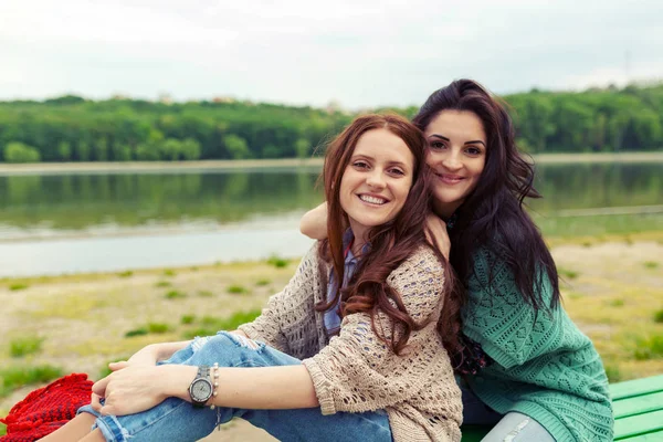 Close Lifestyle Portrait Two Pretty Sisters Smiling Hugs Family Values — Stock Photo, Image