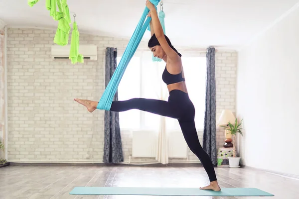 Donna adulta pratica la posizione anti-gravità yoga in studio — Foto Stock