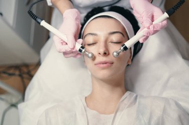 Model kapalı gözler ve elin bir doktor ile. Gençleştirici yüz tedavi. Terapi masajı bir güzellik Spa salonu kaldırma alma modeli. Kosmetoloji Kliniği, yordamı. 