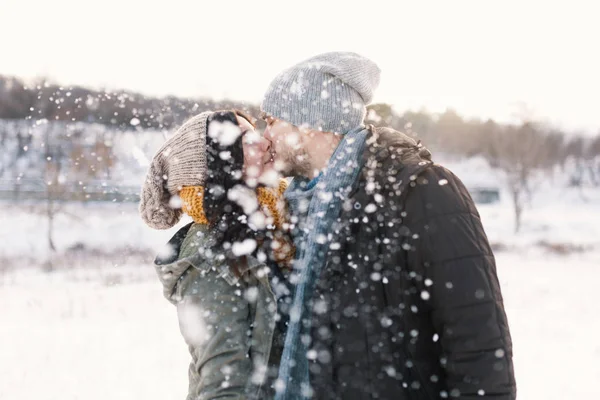 Lycklig Kvinna Och Man Kyssar Och Huging Snöfall Spendera Tid — Stockfoto