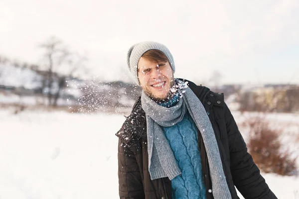 Männerporträt Als Erreichtes Ziel Bei Einer Schneekämpfe Schneeflocken Bedecken Sein — Stockfoto