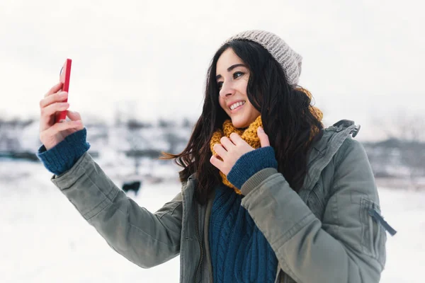 Muito Sorrindo Jovem Mulher Tomando Selfie Uma Bela Paisagem Inverno — Fotografia de Stock