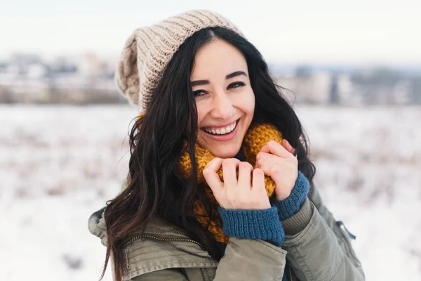 Hjärtat Smälter Vinter Porträtt Ganska Nöjd Kvinna Njuter Vintern Semester — Stockfoto