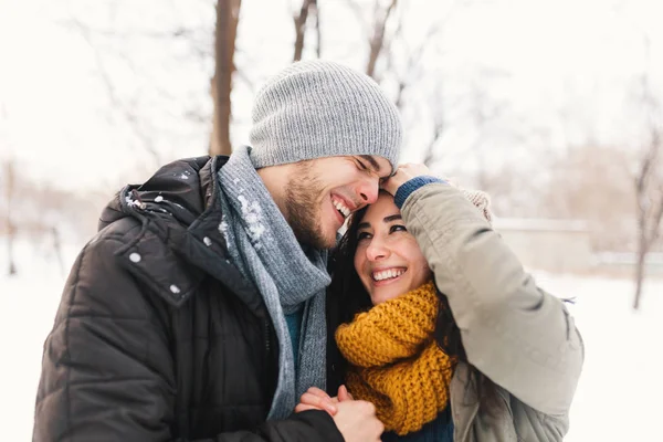 Mutlu Genç Çift Gülüyor Bulanık Kış Manzara Arka Plan Üzerinde — Stok fotoğraf