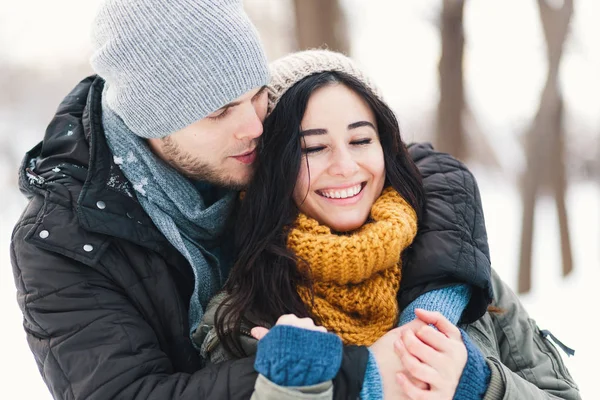 Feliz Pareja Joven Disfrutando Las Vacaciones Invierno Sonriendo Abrazándose Fondo — Foto de Stock