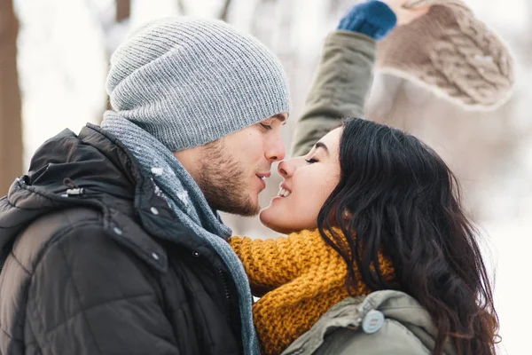 Boldog Férfi Csók Huging Eltöltött Idő Együtt Enjowing Egymást Élet — Stock Fotó