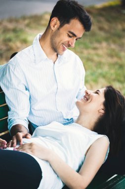 Genç kadın ona yalan diz ve seyir, tebessüm mans. Mutlu portre.