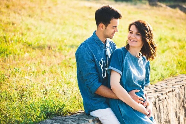 Kaukasische Jongeman Knuffelen Zwangere Vrouw Mooie Landschap Familie Concept Glimlachend — Stockfoto