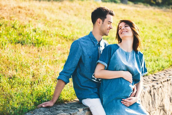 Junge Kaukasische Mann Umarmt Schwangere Frau Auf Schöne Landschaft Familienkonzept — Stockfoto
