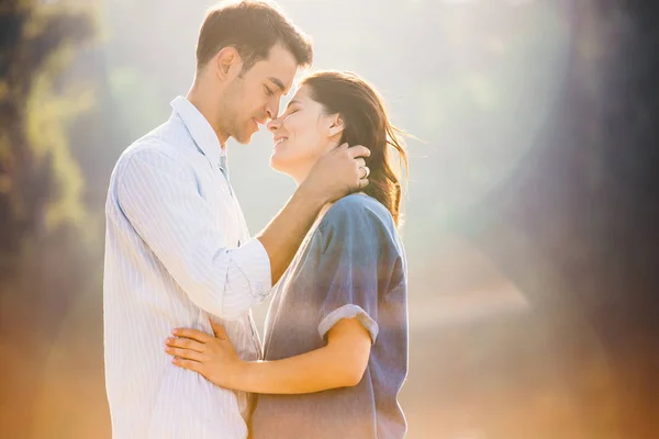 Pareja Enamorada Disfrutando Momentos Juntos Luciendo Tiernos Uno Otro Listos — Foto de Stock