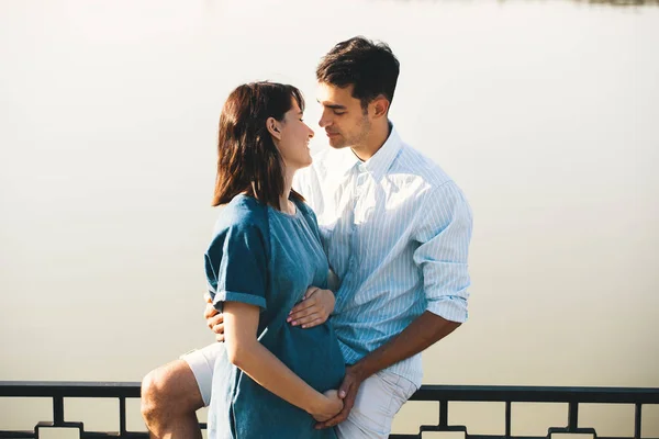 Young Caucasian Man Hugging Pregnant Wife Beautiful Landscape Family Concept — Stock Photo, Image