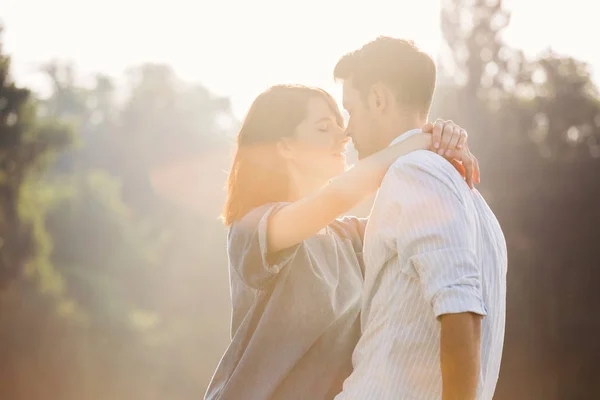 在爱情中 情侣在一起享受着温柔的时光 彼此准备在阳光下亲吻 — 图库照片