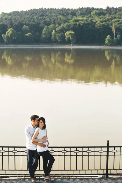 Kaukasische Jongeman Knuffelen Zwangere Vrouw Mooie Landschap Familie Concept Glimlachend — Stockfoto