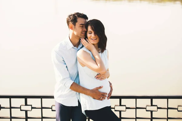 Καυκάσιος Νεαρός Αγκαλιάζοντας Έγκυος Γυναίκα Στο Όμορφο Τοπίο Οικογένειας Έννοια — Φωτογραφία Αρχείου