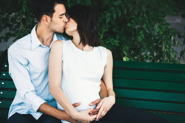 Jeune Couple Moderne Assoit Sur Banc Avec Des Feuilles Arrière — Photo