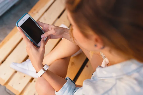 Mulher Bonita Segurando Telefone Mãos Tocar Tela Sentado Paletes Madeira — Fotografia de Stock