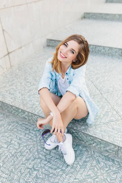 Retrato Una Joven Mujer Caucásica Feliz Sentada Escalones Color Gris —  Fotos de Stock