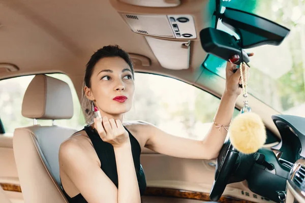 Joven Mujer Elegante Mirando Espejo Retrovisor Pintando Sus Labios Haciendo — Foto de Stock