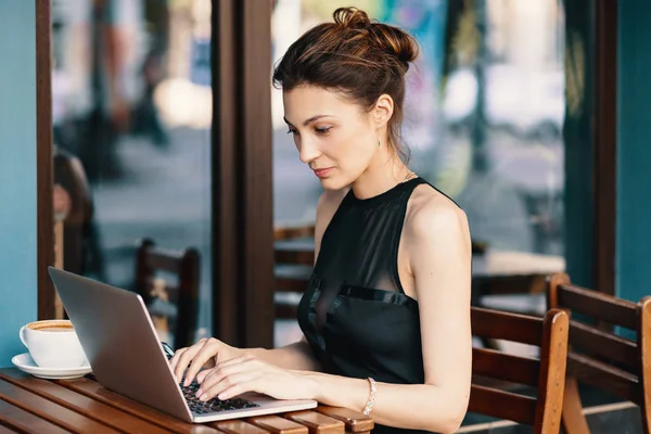 Жінка Технології Вишуканий Бізнес Жінка Сидить Столом Кафе Windows Фоновому — стокове фото