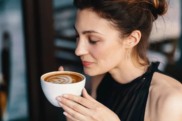 Koffie Verfijnde Vrouw Genieten Van Cappuccino Latte Met Gesloten Ogen — Stockfoto