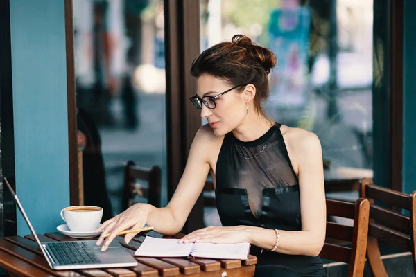 Technológia Finomított Üzletasszony Szemüveget Háttérben Beírnak Egy Notebook Windows Kávézóban — Stock Fotó