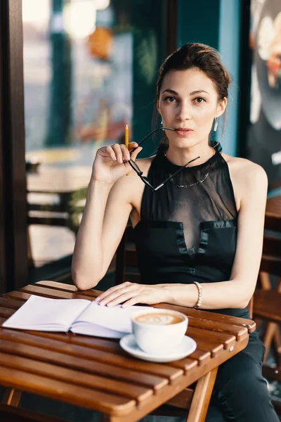 Elegante Junge Frau Nahm Ihre Brille Während Sie Die Kamera — Stockfoto