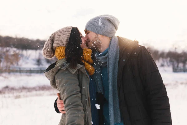 Happy Woman Man Kissing Huging Spending Time Together Enjowing Eachother — Stock Photo, Image