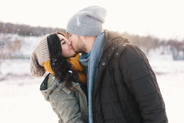 幸福的女人和男人 在雪中拥抱 花时间在一起拥抱 穿着时尚的羊毛帽子和围巾的肖像精彩的年轻夫妇 — 图库照片