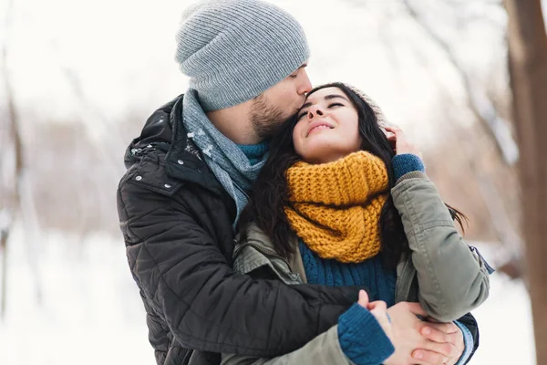 Glückliche Frau Und Mann Sich Küssend Und Umarmend Zeit Miteinander — Stockfoto