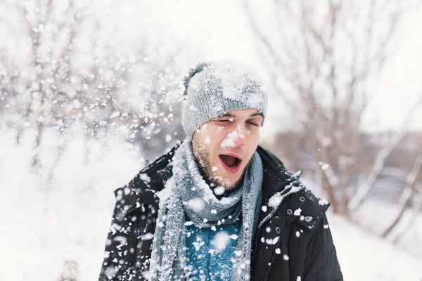 Männerporträt Als Erreichtes Ziel Bei Einer Schneekämpfe Schneeflocken Bedecken Sein — Stockfoto