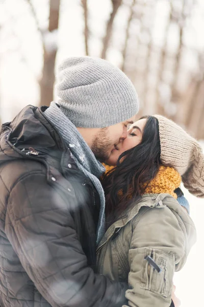 Glückliche Frau Und Mann Sich Küssend Und Umarmend Zeit Miteinander — Stockfoto