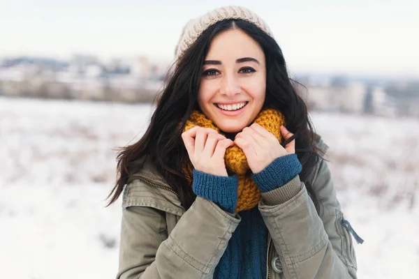 Coração Derretendo Retrato Inverno Mulher Bonita Desfrutando Inverno Férias Neve — Fotografia de Stock