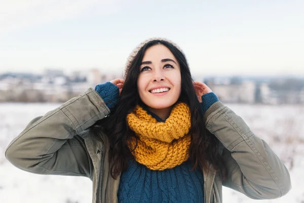 Corazón Derretimiento Retrato Invierno Mujer Joven Bonita Disfrutando Invierno Vacaciones —  Fotos de Stock