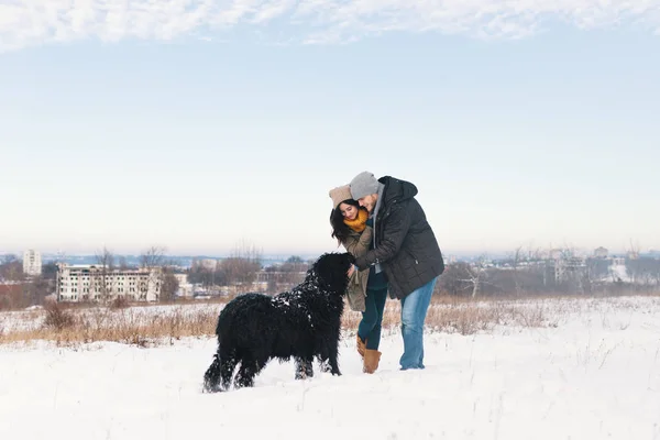 Hübsche Männer Und Frauen Genießen Den Schnee Während Sie Mit — Stockfoto