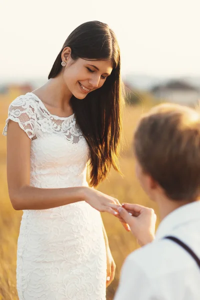 Giovane Con Anello Fidanzamento Che Proposta Alla Sua Amata Ragazza — Foto Stock