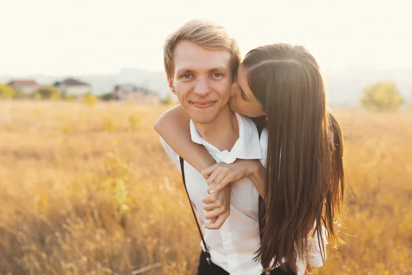 Casal Despreocupado Divertindo Juntos Desfrutando Amor Frescura Sol Natureza Eles — Fotografia de Stock